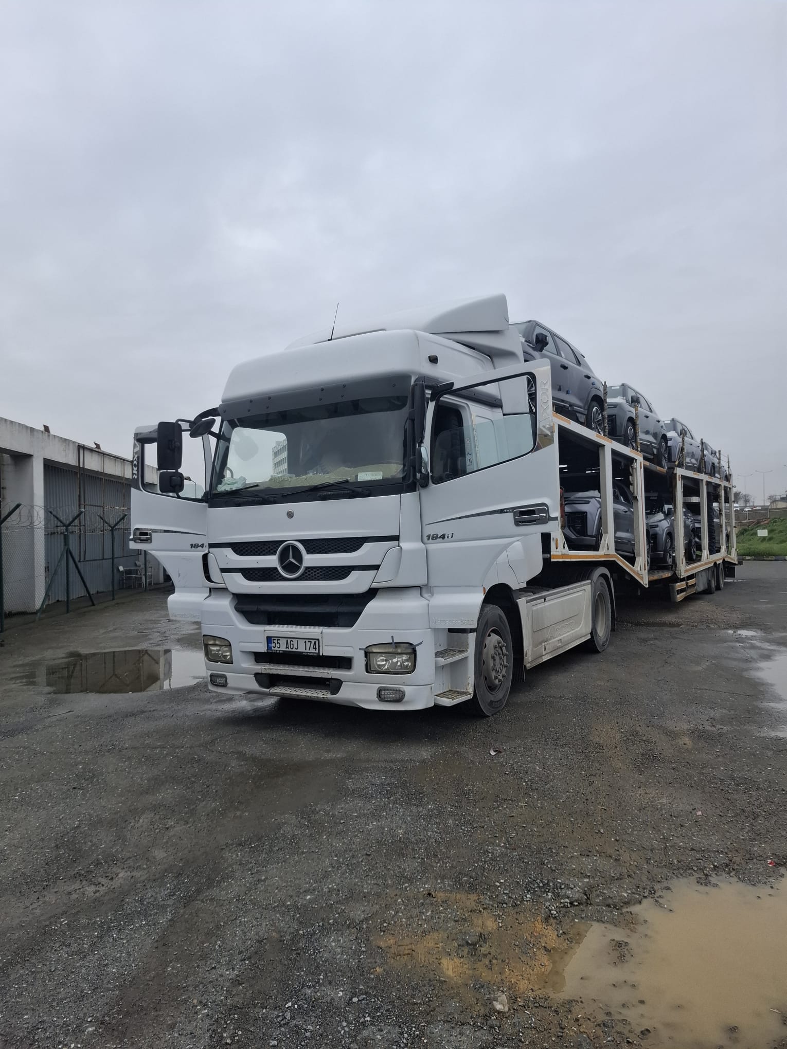 Mercedes-Benz Actros coklu arac tasiyici - on gorunum